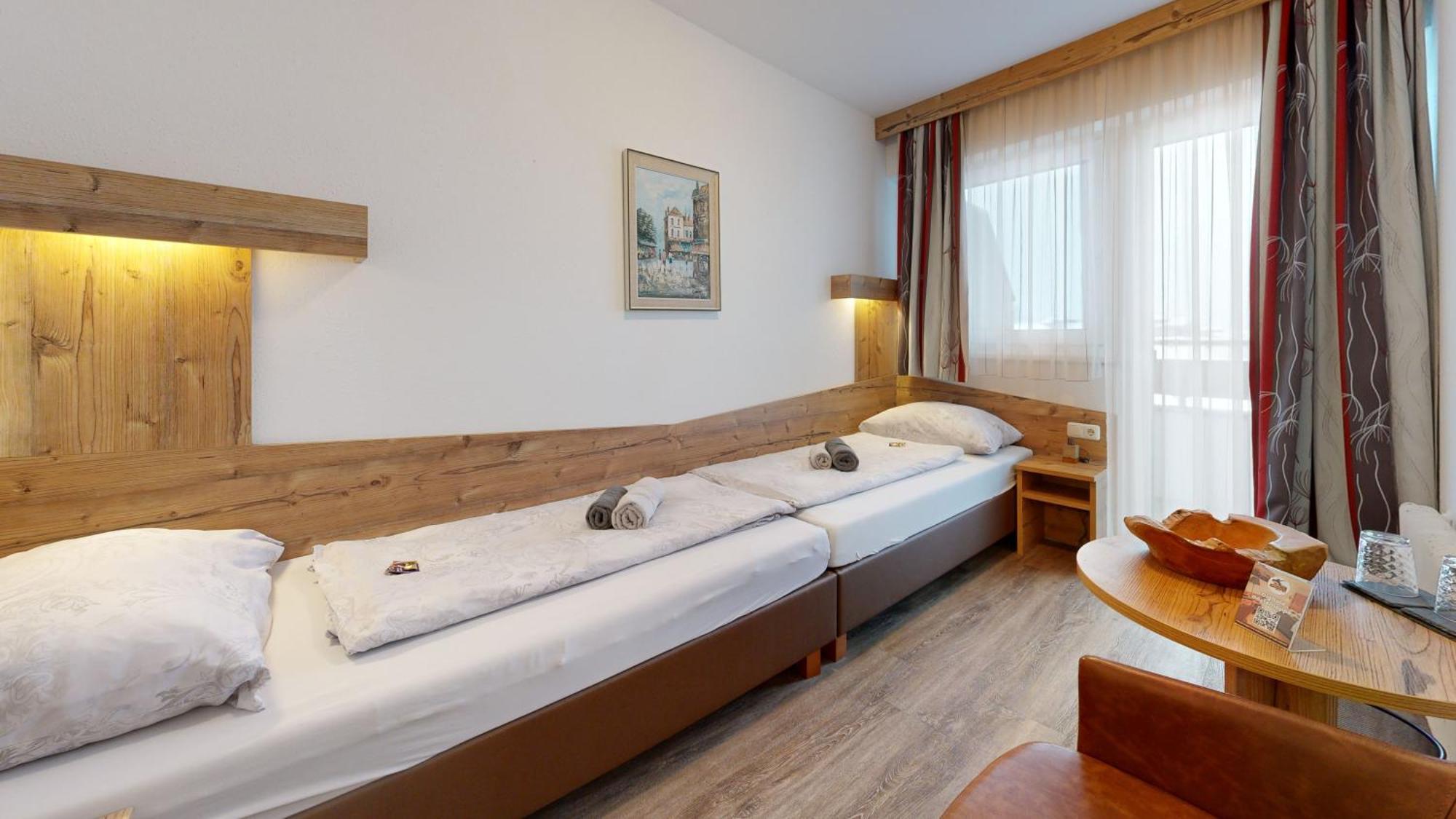 Zweibettzimmer mit Balkon